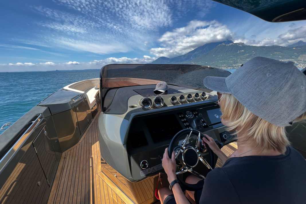 Die Testfahrt auf dem Gardasee mit der Frauscher 1212 Ghost Air. Sie überzeugt mit ihren technischen Details und Fahreigenschaften