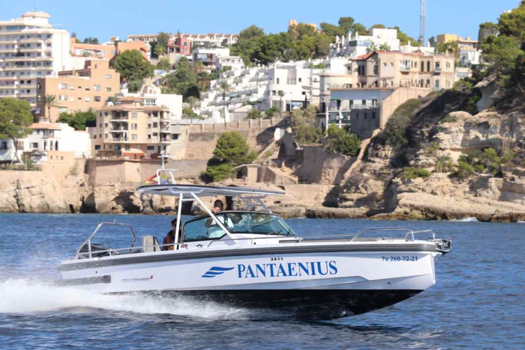 Stets dabei: Das Pantaenius Sicherungsboot, ebenfalls eine Axopar
