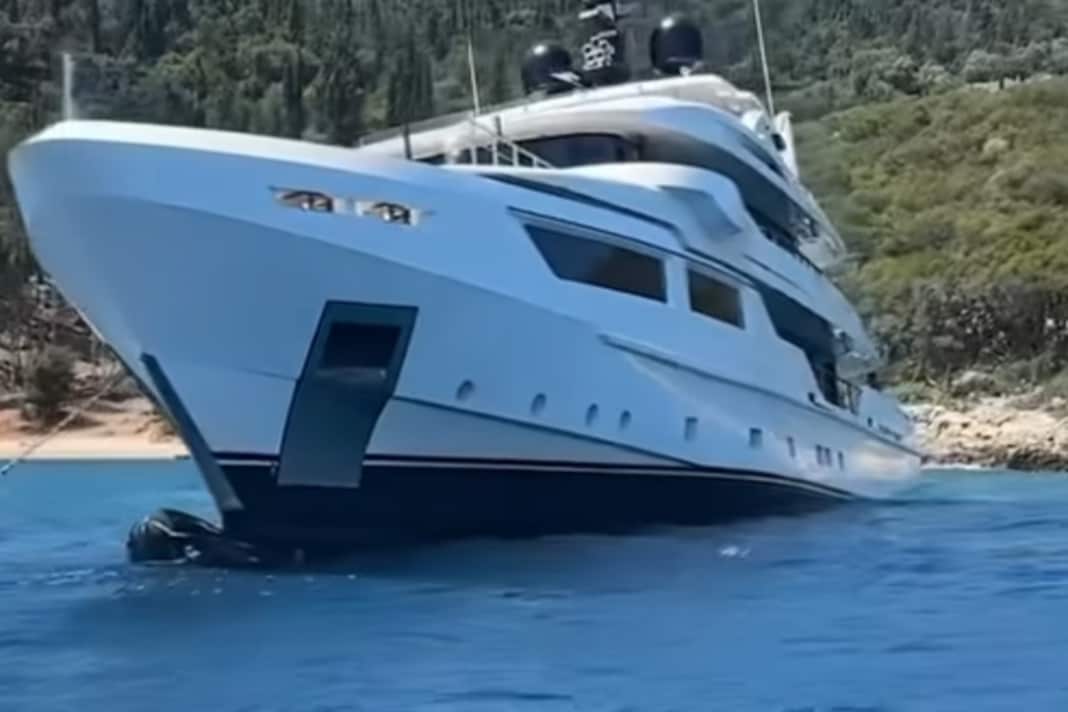 Vor Anker: Hohe Wellen schaufelten Wasser durch eine offen gelassene Rumpfklappe an Bord der "Ethos"