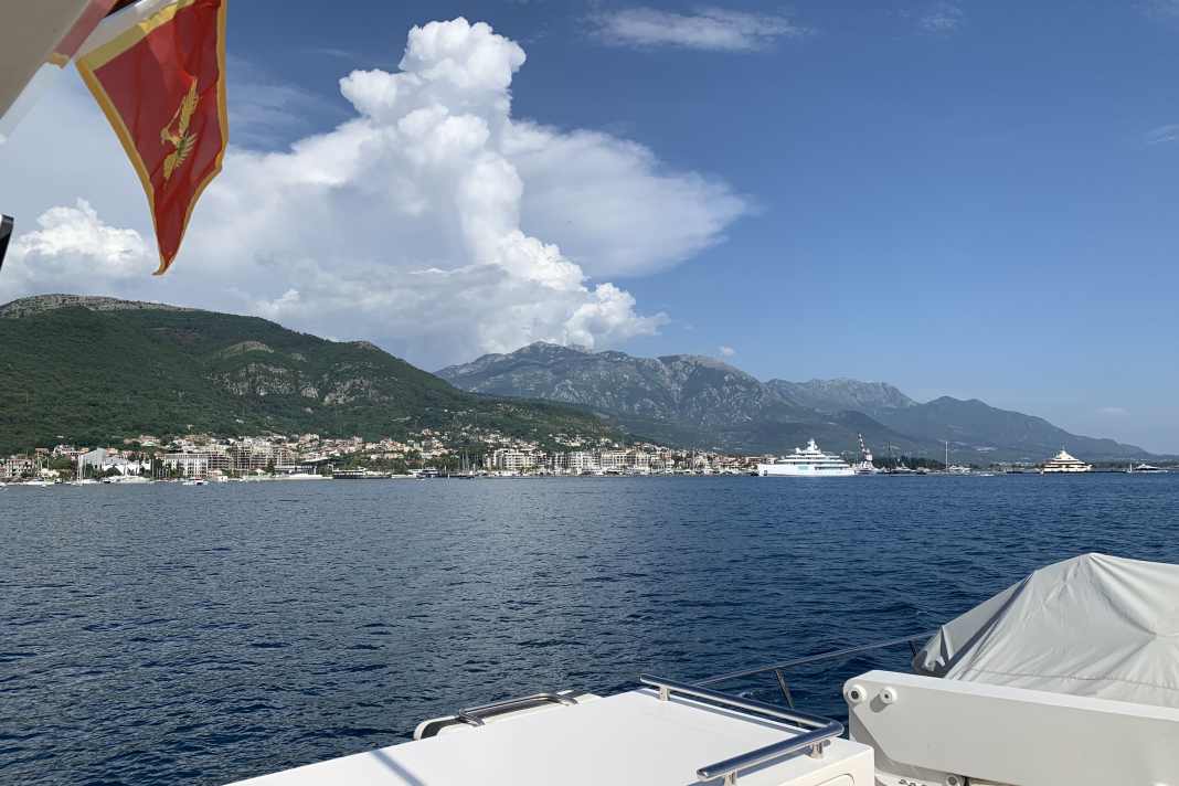 Die "Azura" mit der Gastflagge Montenegros in Porto Montenegro