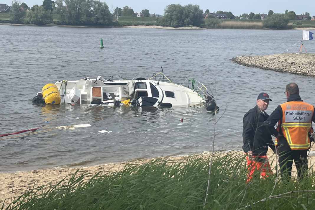 Das Boot wurde von Feuerwehr, Polizei, DLRG und Tauchern am Strand gesichert.