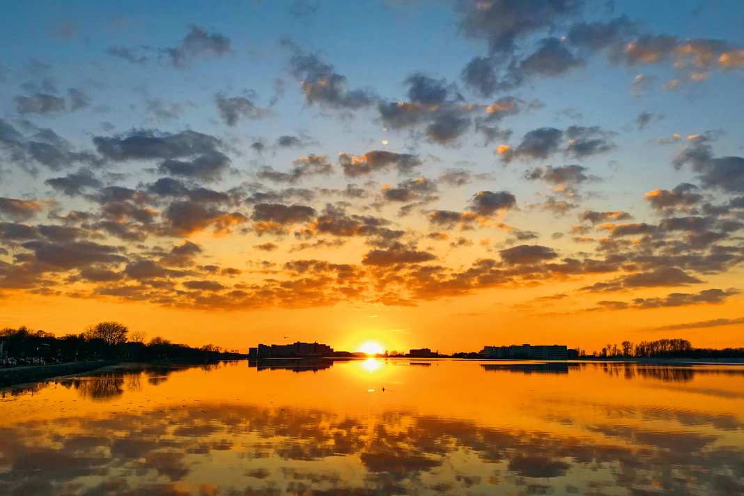 Sonnenuntergang über dem Binnensee von Heiligenhafen