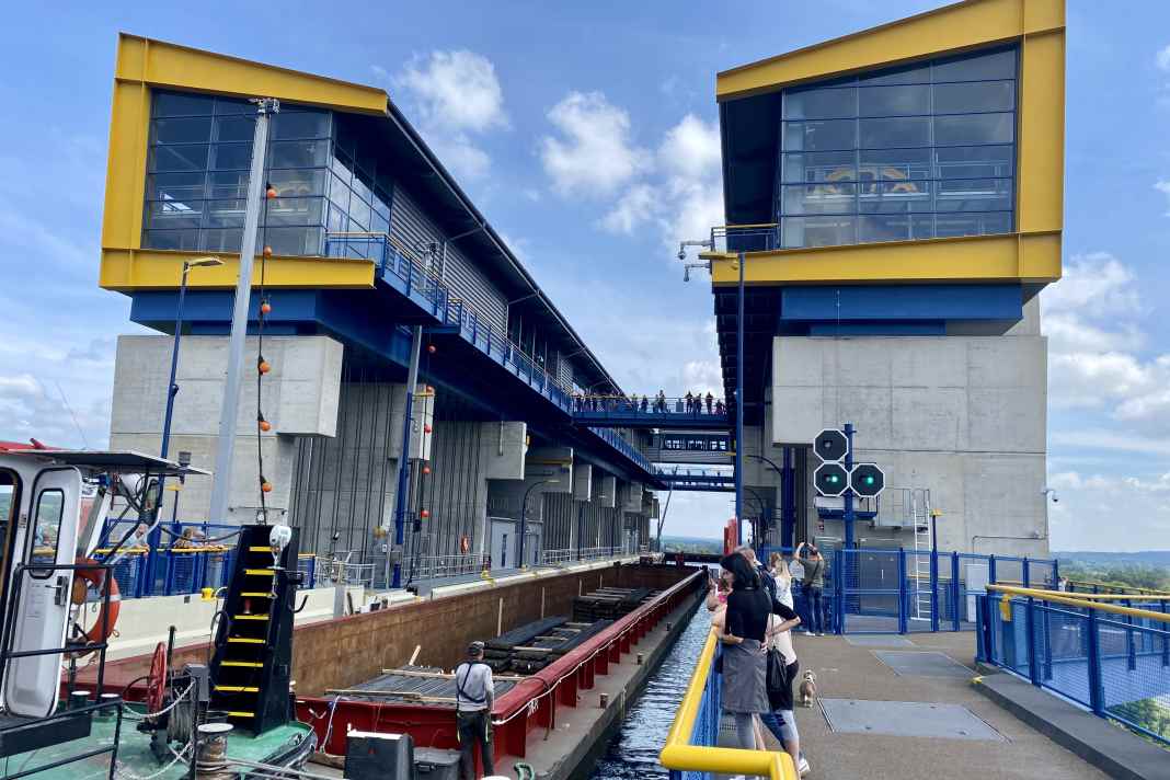 Schubverband bei der Einfahrt in das neue Schiffshebewerk Niederfinow vom Oberwasser aus
