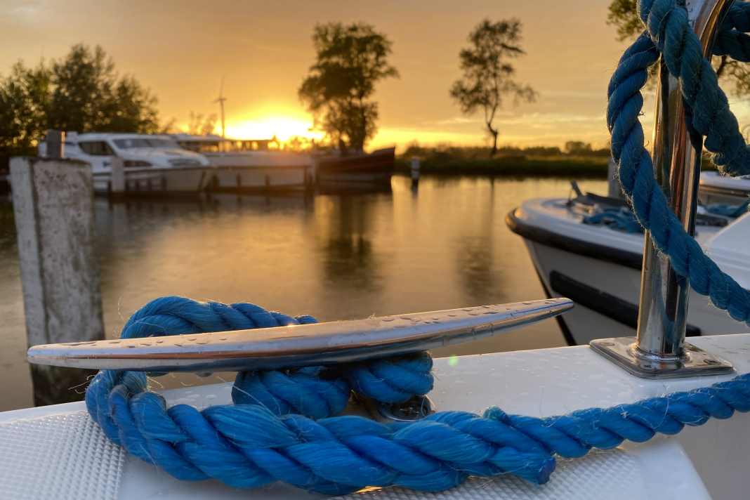 Sonnenuntergang über der Charterbasis von le Boat in Nieuwpoort.