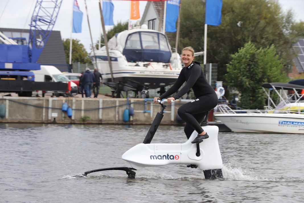 In the BOOTE test: The Manta 5 hydrobike. How it works: When the bike reaches a certain speed, the hydrofoils generate hydrodynamic buoyancy and lift the entire vehicle, including the rider, out of the water