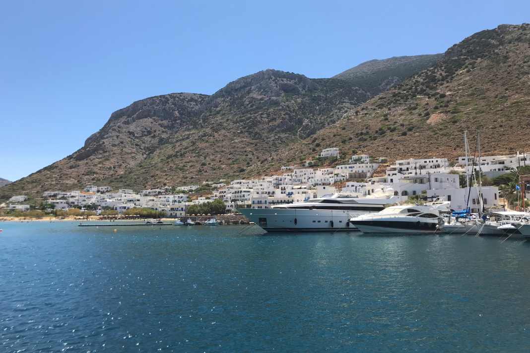 Vertörnte Anker im Hafen, weil mit Buganker statt Muring angelegt wird. Hier ist die Insel Sifnos im Hintergrund zu sehen