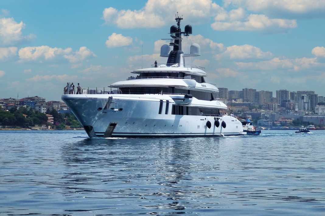 Die 75-Meter-Yacht von Turquoise verfügt über einen ungewöhnlich großen Beachclub, der sich nicht nur zur Badeplattform hin öffnet, sondern über aufklappbare Bordwände auch zu den Seiten