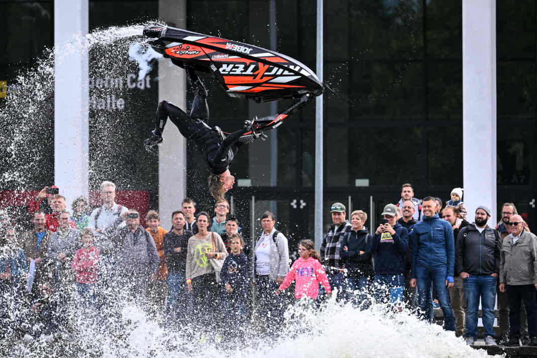 Atemberaubendes Trickfeuerwerk auf dem Messe-See: Niels Willems, mehrfacher Jetski-Pro-Freestyle-Europameister