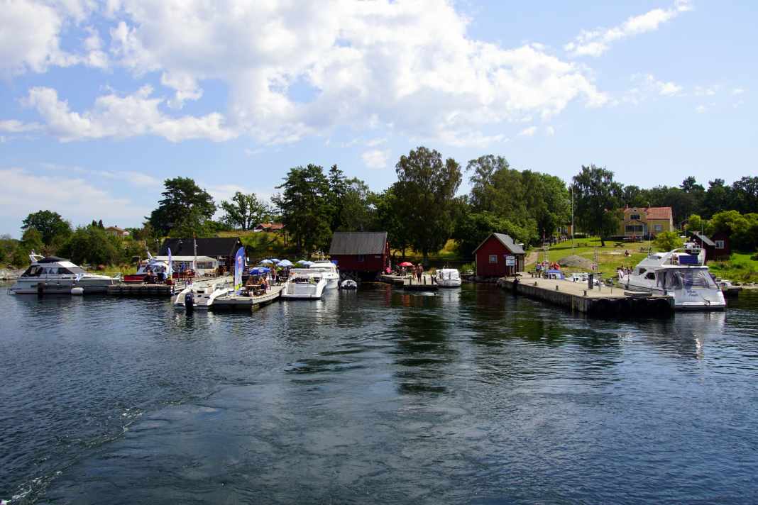 Der Anleger im Südwesten der großen Nord-Bucht. Hier legt im Sommer auch die kleine Inselfähre an. Ein Kiosk versorgt die Wartenden mit Imbissen und Eis