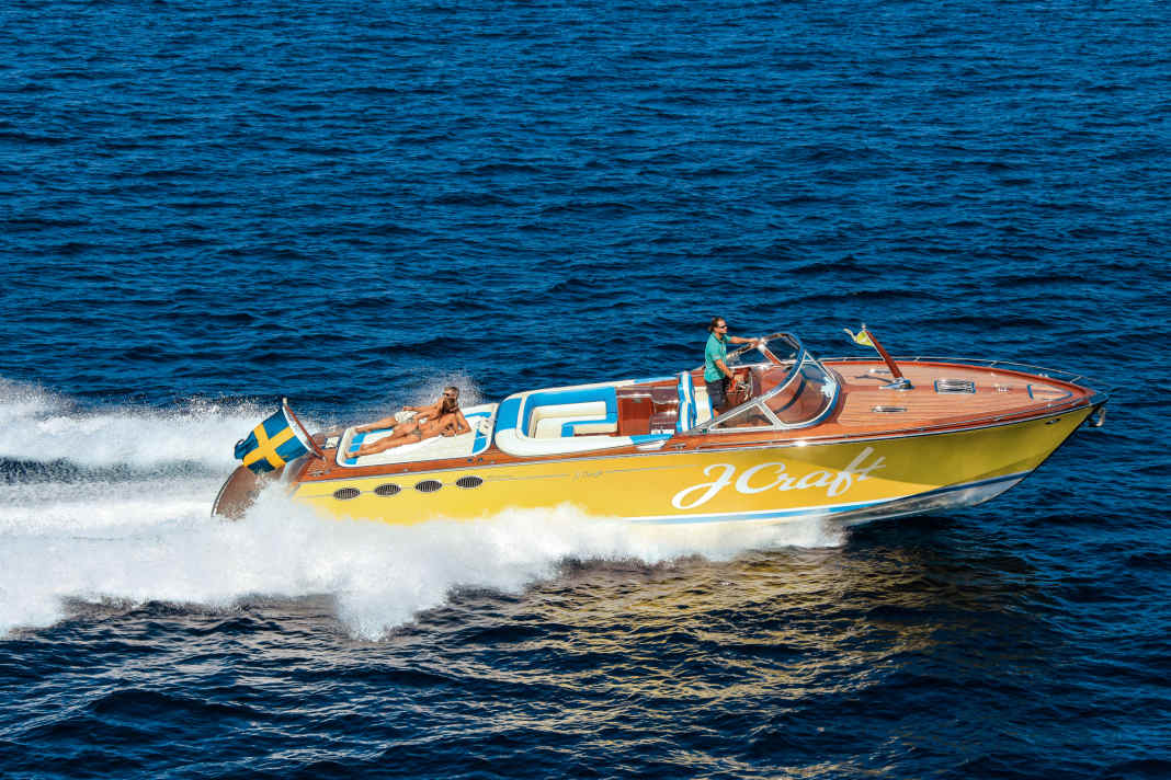 Advertising medium at full speed: apart from the special colour scheme of this example, the exterior of the J Craft Torpedo is uncompromisingly classic - from the mast on the foredeck to the tumblehome at the stern