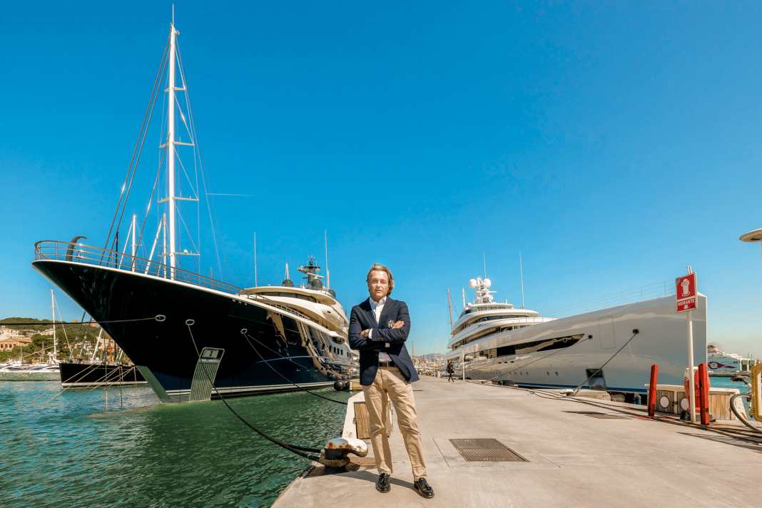 Deux géants : Le président du Club de Mar-Mallorca, José Luis Arrom, sur le ponton du Gigayacht, entre l'Amel de 89 mètres "Here Comes The Sun"(à gauche) de l'entrepreneur néo-zélandais Graeme Hart et le Feadship "Zen" de 88 mètres d'un milliardaire chinois.