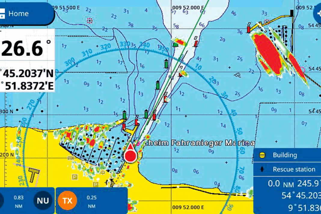 Furuno: The automatic function in harbour mode hides a lot. However, all echoes that are important for orientation (buoys, harbour mole, nearby vehicles) remain visible and are quite sharp for a radar of this size. Radar echoes can obscure sea marks