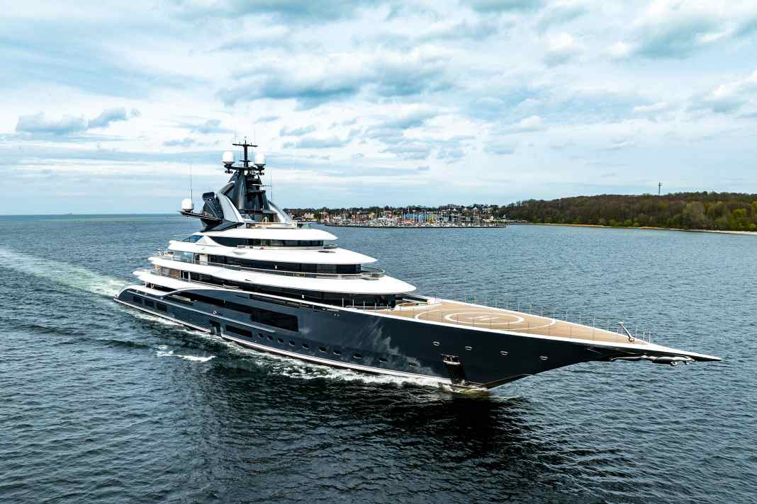 "Kismet" leaves Laboe during a sea trial, for which the 122 metres set off from the construction site at Lürssen-Kröger in Schacht-Audorf