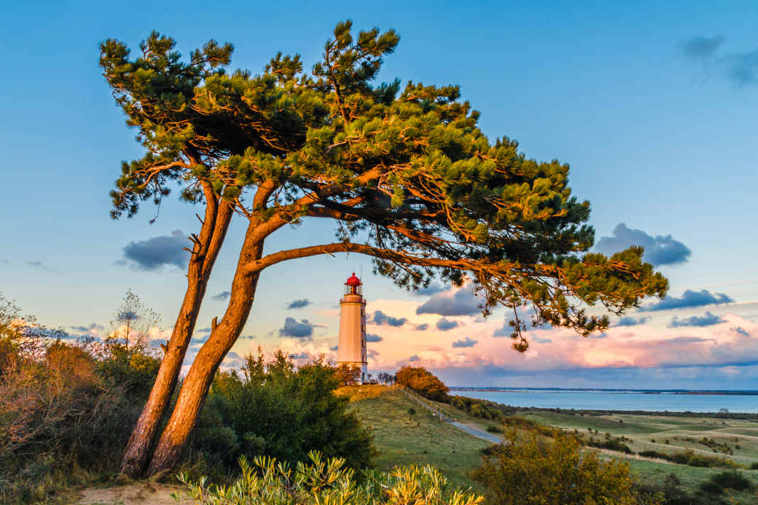 Vorpommersche Boddenlandschaft: Der Dornbusch auf Hiddensee als Sinnbild für Naturschutz und nachhaltigen Tourismus. Segeln ist größtenteils erlaubt, teilweise gibt es Ankerverbote