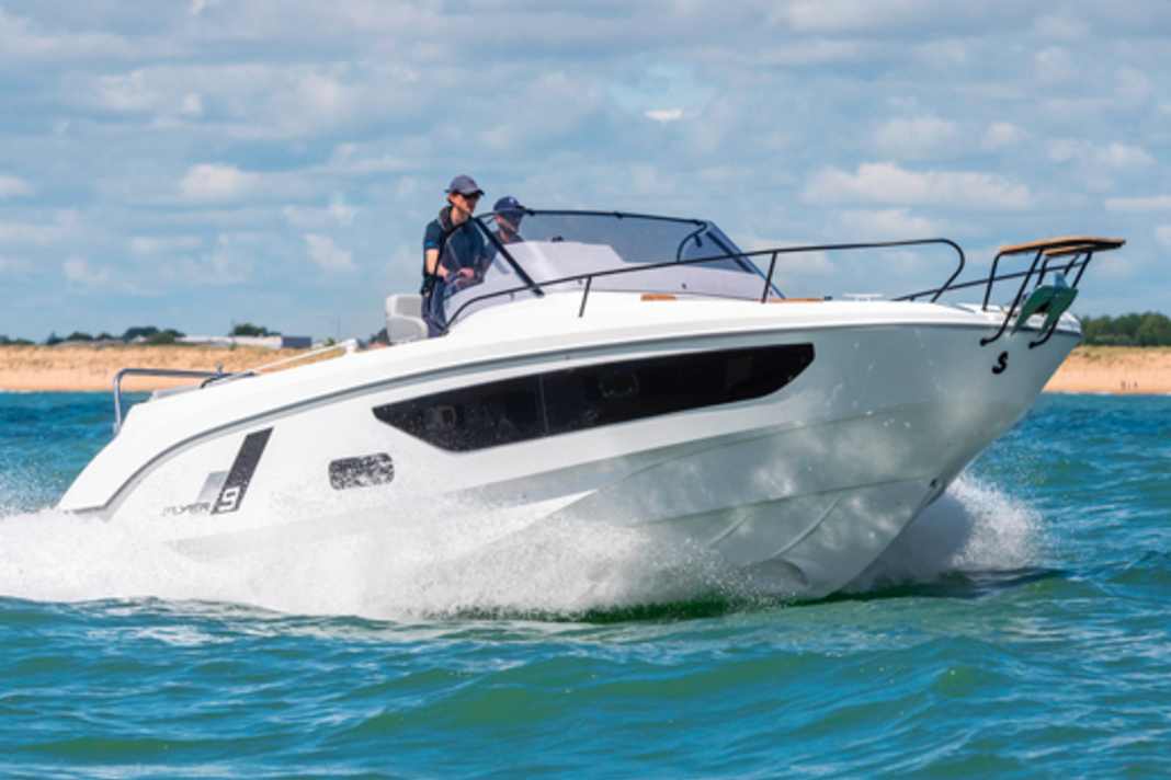 Bénéteau Flyer 9 Sundeck (F):  9,10 m lang, 2,97 m breit, Verdrängung 3350 kg (o. M.). 1 -2 Außenborder bis 500 PS: 91.392 € (o. M.)