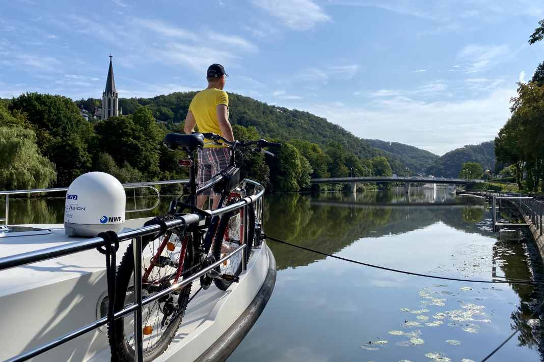 Unsere Jetten am öffentlichen Sportbootanleger von Bad Ems, links der Kurpark mit dem Turm von  St. Martin, voraus die Kaiserbrücke