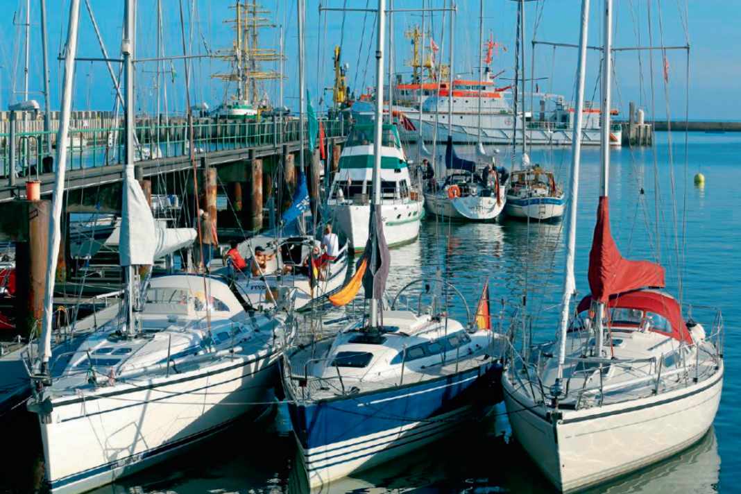 Im Sommer wird es voll auf Helgoland. Da bleibt oft nur das Päckchen längsseits.