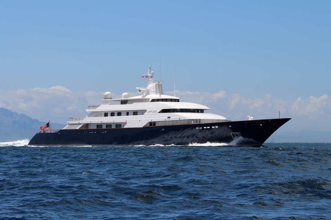 75. Limitless: Jon Bannenberg sollte sich beim Exterieurdesign an seiner legendären „Carinthia VI“ orientieren, so bat ihn Eigner Leslie Wexner. Der CEO von L Brands und Gründer der Marke Victoria’s Secret forderte Lürssen Mitte der Neunzigerjahre mit einem dieselelektrischen Antrieb heraus, um die Leistung zu steigern. Atlantiküberquerungen können die zwölf Gäste in sieben Tagen und mit bis zu 25 Knoten erleben.