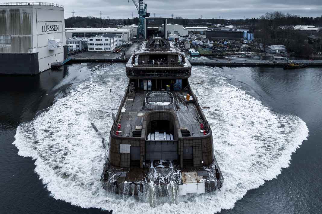 Big Splash: Die 114-Stahl-Meter ließ Lürssen-Kröger klassich per Helgen zu Wasser.