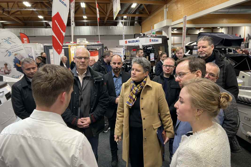 Magdeboot-Rundgang mit politischer Prominenz: von rechts Projektleiterin Johanna Buhrke, Messe-Geschäftsführer Steffen Schüller, die Ministerin für Infrastruktur und Digitales in Sachsen-Anhalt, Lydia Hüskens, neben ihr Thorsten Kroll, Beigeordneter für Finanzen und Vermögen der Landeshauptstadt Magdeburg