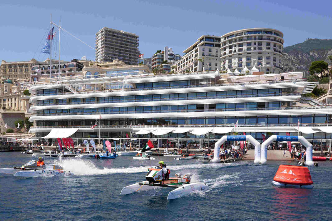 Racing against a noble backdrop: The races take place in front of the Monaco Yacht Club