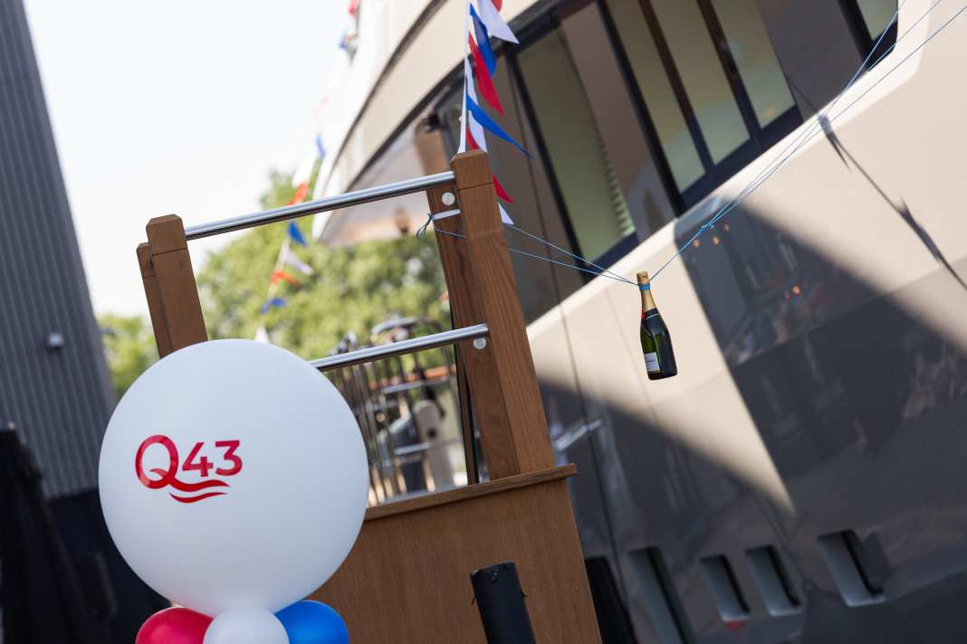 Alles bereit. Der Alurumpf von „Q43“ wartet auf die Champagnerdusche