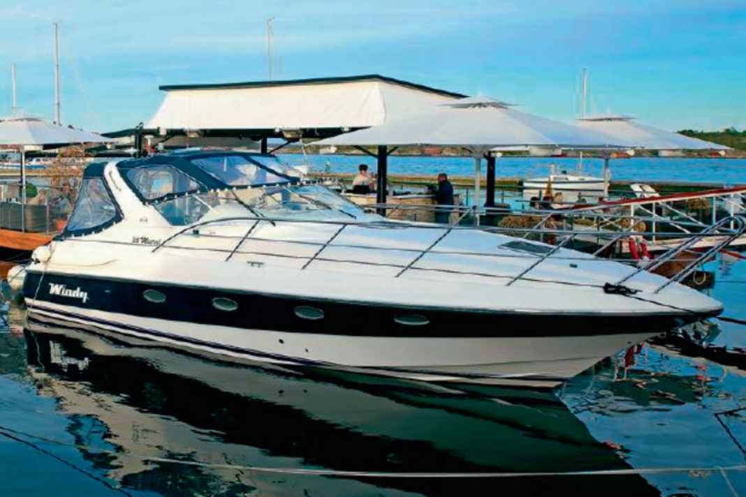 In Skandinavien oft Standard: Um sich an der Muringboje einzuklinken, haben viele Boote eine Leine mit Karabinerhaken.