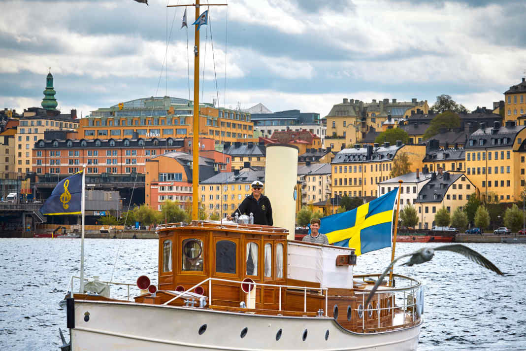 Mit überdimensionaler Schwedenflagge  demonstriert die „Alba II“ ihr maritimes Erbe