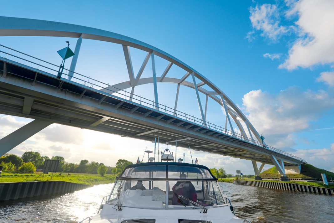 Die „Rolling Swiss II“ macht auf dem Van Starkenborghkanaal gute Fahrt Richtung Groningen