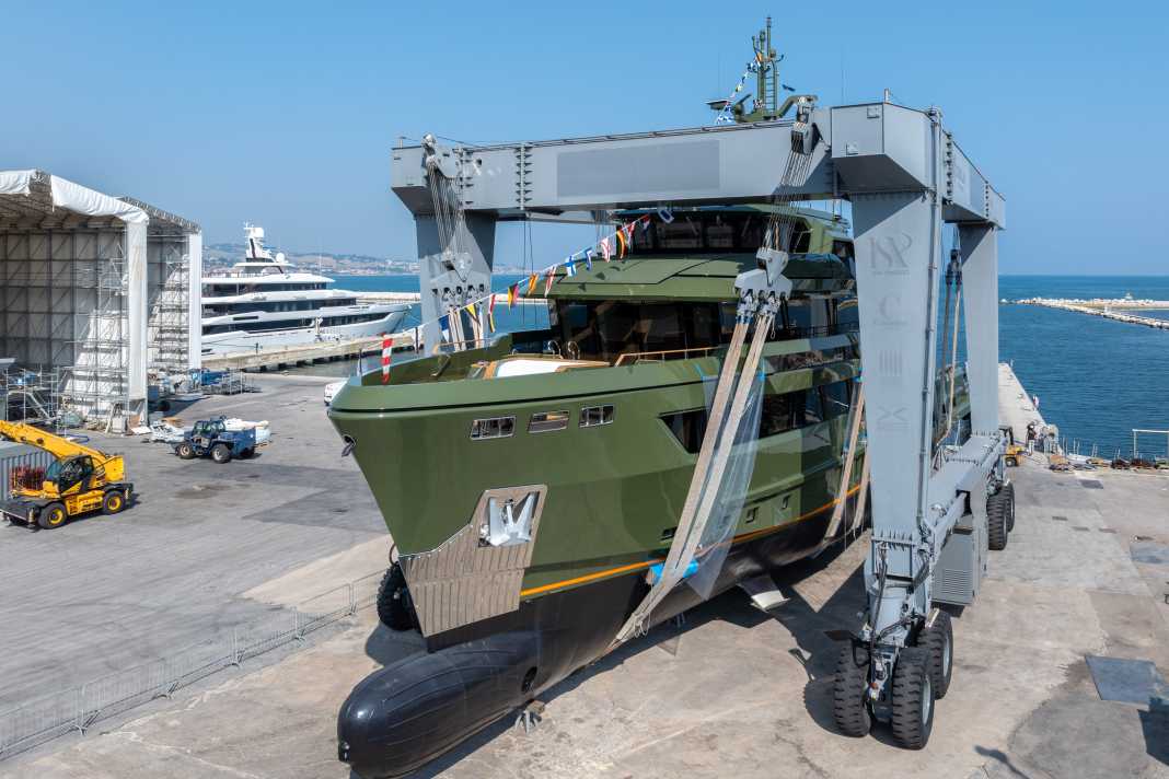 Cantiere delle Marche rollte „Nasiba“ in Ancona ins Nass.