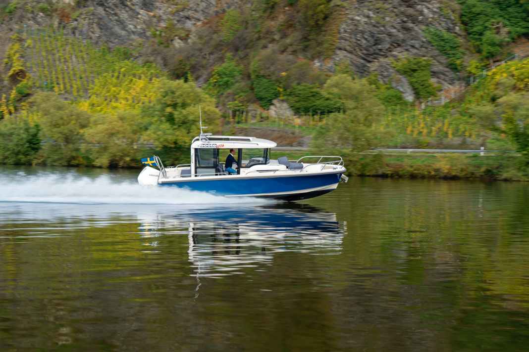Die Nimbus C8  auf der Mosel vor  Traben-Trarbach. Topspeed: 43,4 Knoten