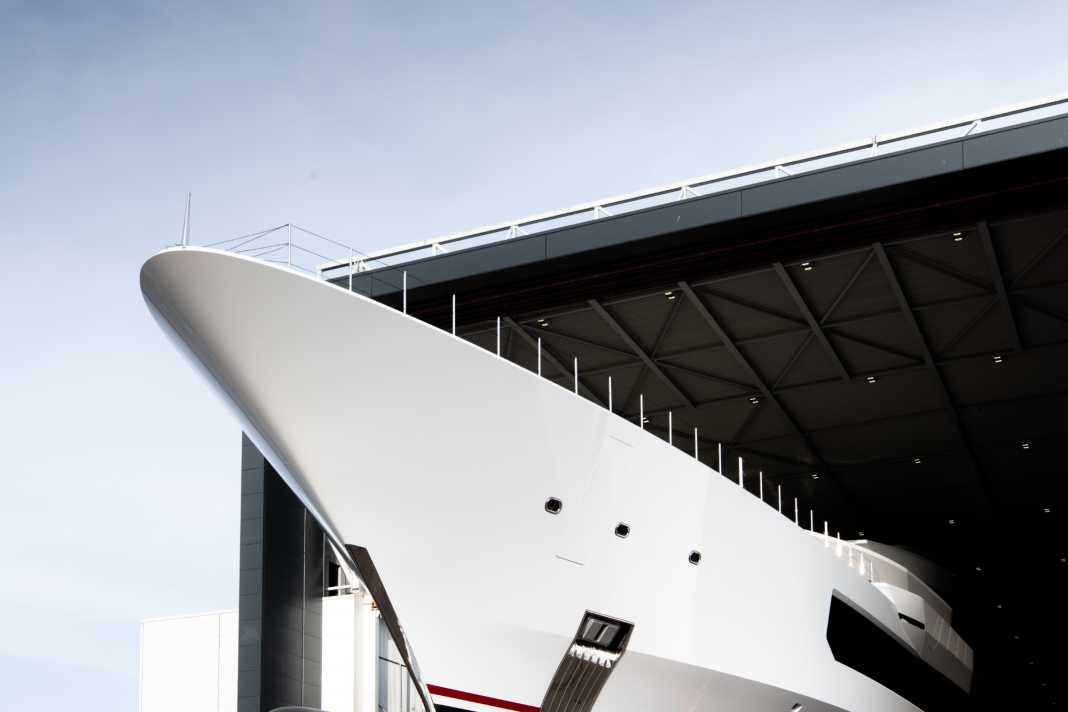 Die Oceanco Y726 schiebt ihre Nase aus der Halle von Oceanco.