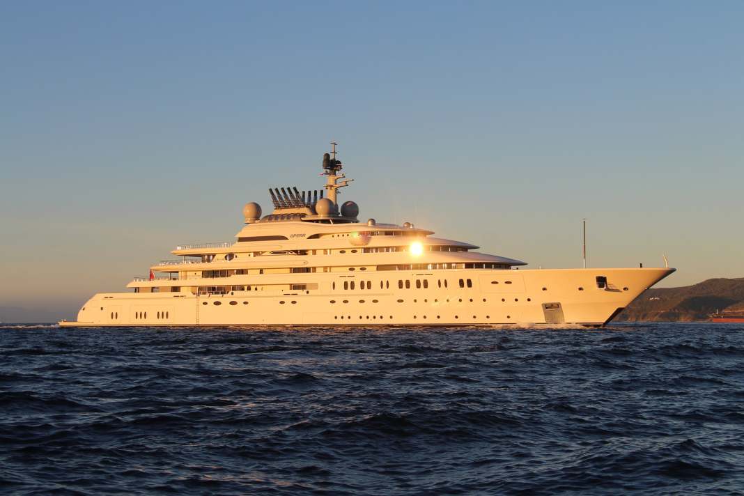 10. Opera: Der Lürssen-Gigant ist nur fast ein neues Schiff – die 146 Meter basieren auf der „Sassi“, die im September 2018 im Bremer Schwimmdock durch ein Großfeuer fast völlig zerstört wurde. Das Wrack wurde schließlich zurück nach Hamburg gebracht, wo auch schon die ursprünglichen Metallarbeiten stattgefunden hatten. Trotz des Desasters blieb der Eigner sowohl der Werft als auch dem Maß treu. Sein neues Modell nahm zügig wieder Form an und reiste zum Ausbau nach Bremen Berne, wo den Stapellauf im März 2023 eine Sopranistin mit Puccinis Arie „Chi il bel sogno“ besang. Das Rundum- Design lieferte der britische Gestalter Terence Disdale. Ihr mutmaßlich aus Dubai stammender Eigner rauscht mit knapp 50 Übernachtungsgästen an und mit bis zu 20 Knoten über die Weltmeere.