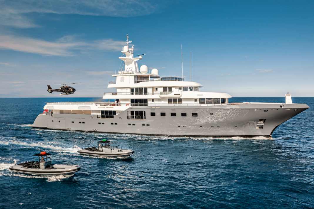 Maskuline Erscheinung: Das Design sollte sich an der 90 Meter langen „Ice“ orientieren, die Tim Heywood vor über 15 Jahren entwarf. Der Helikopter ist der Lieblingstender des Eigners