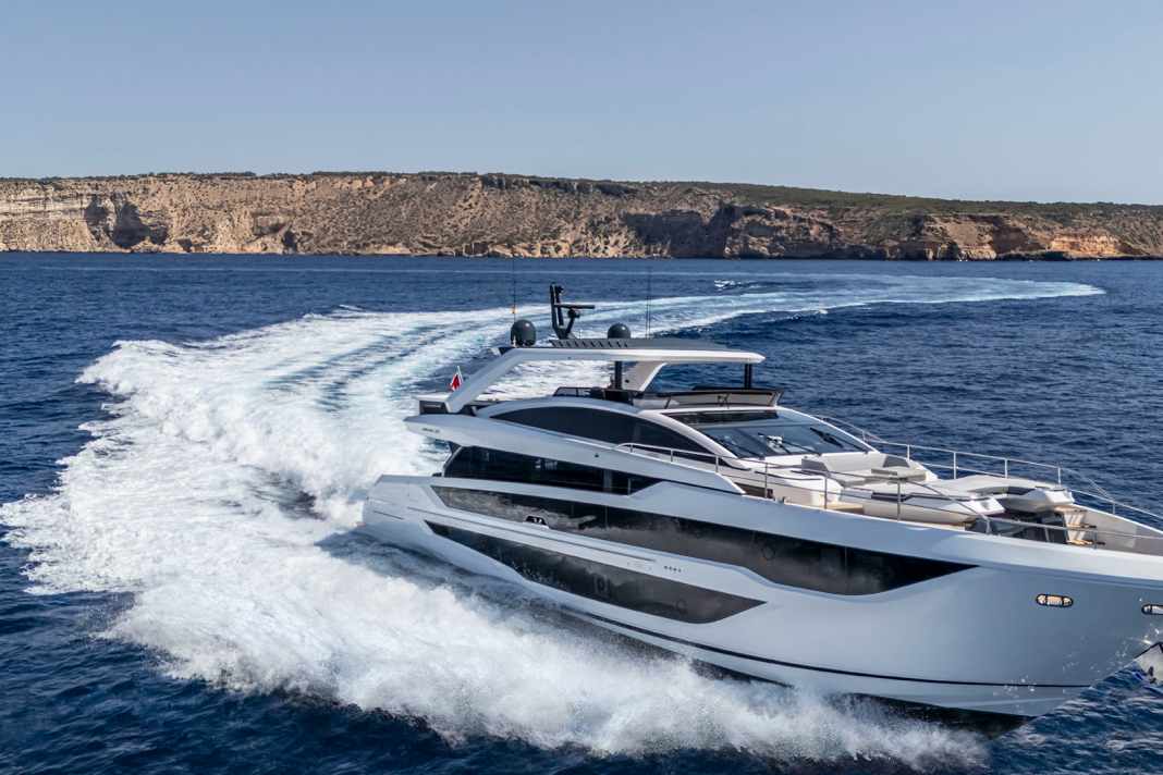 Die 25 Meter lange Pearl 82 schiebt sich zwischen die 72 und 95.