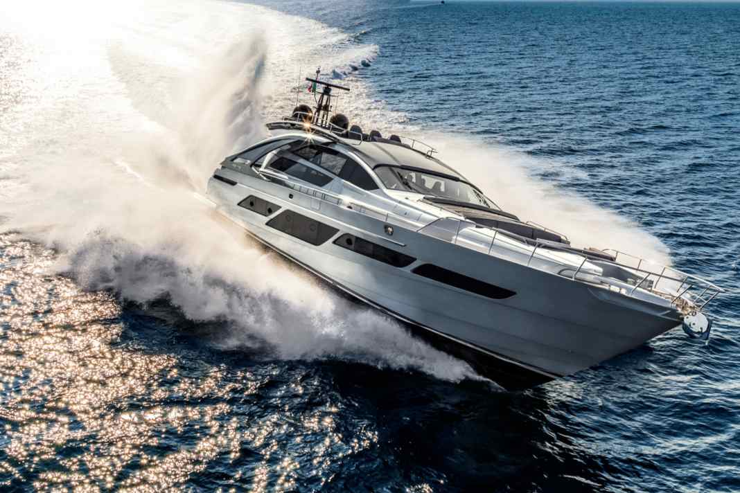 28-metre jet: Two MTU diesels deliver 3878 kilowatts to the shafts of the surface drive. 42 knots flow into a five metre high and 30 metre long roostertail