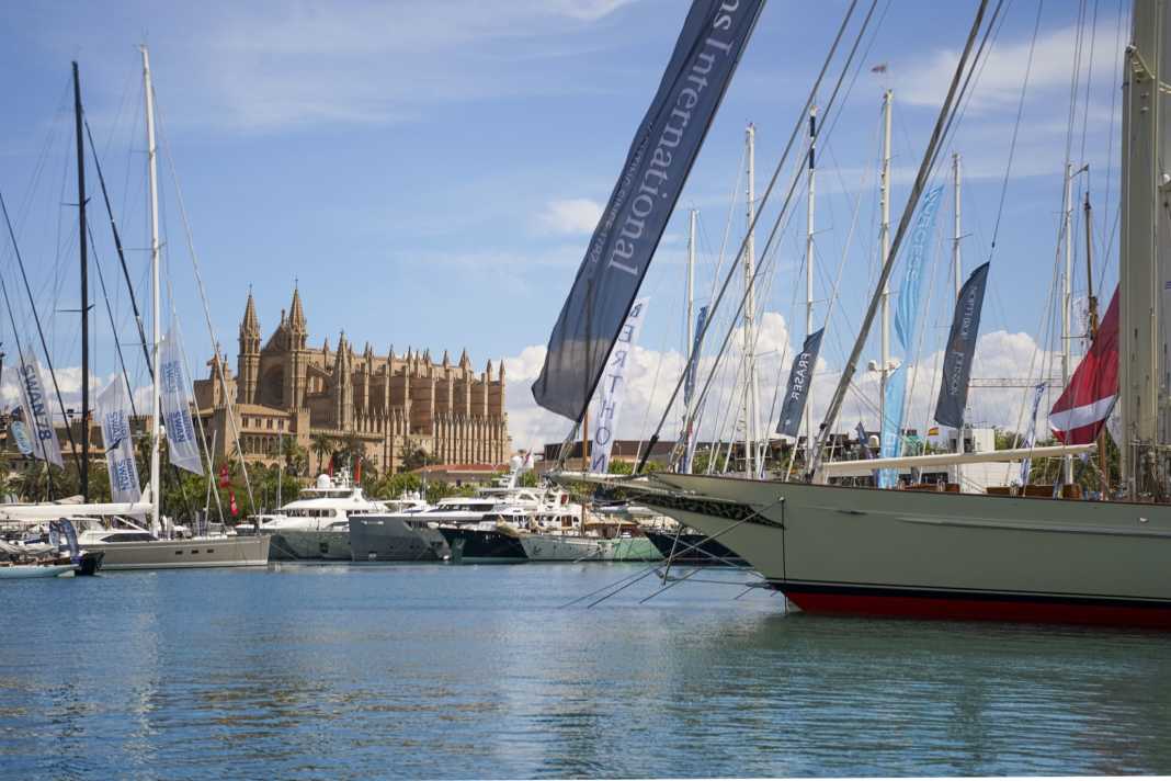 Boat show against a magnificent backdrop with a view of the cathedral