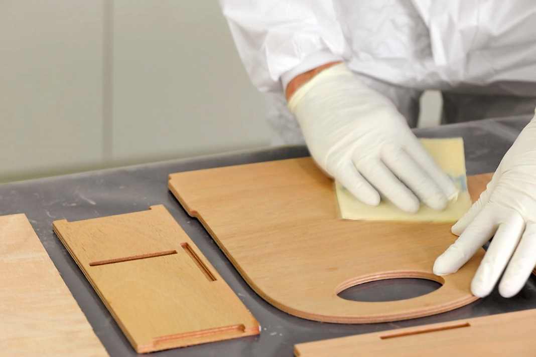 Sand smooth: Before coating, the wood should be finely sanded, then dedusted well, otherwise the dirt will stick to the resin