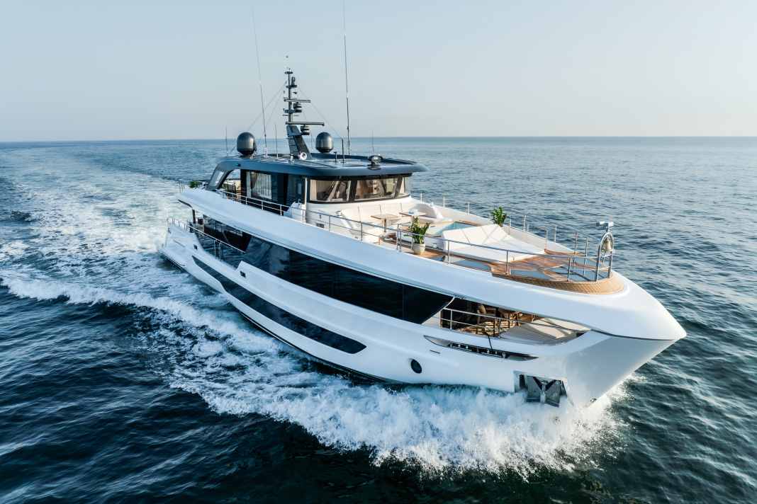 The €8.85 million Majesty 100 Terrace celebrated its world premiere in Dubai and surprises with an extraordinary private terrace in front of the owner's suite.