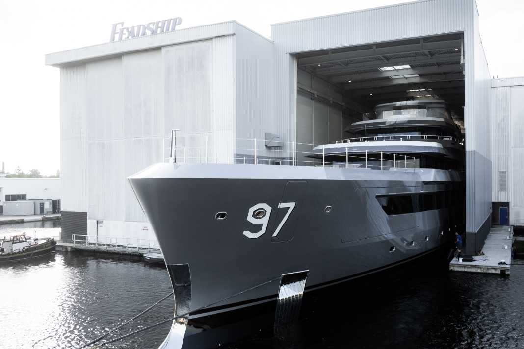 Auftritt der Feadship 715. Wofür die 97 am Bug der  80 Meter stehen, ist (noch) nicht bekannt.