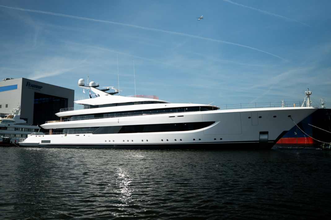 Feadship dockte Projekt 827 in Amsterdam aus. Das Exterieur entwarf Studio De Voogt.