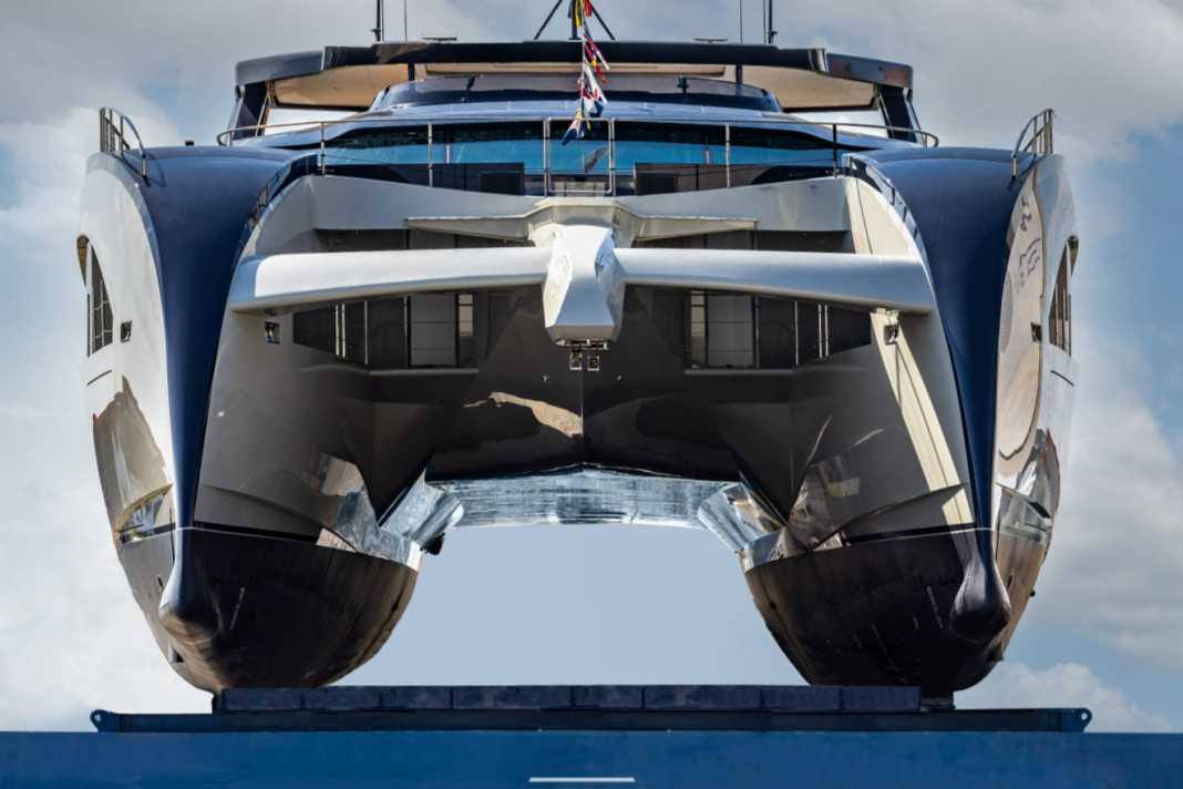 Der 43-Meter-Kat fährt mit Sonnenstrom.