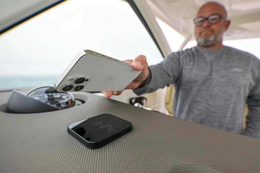 Das kompakte ultra ist wasserdicht und soll sich auch im Außenbereich nutzen lassen. Das Smartphone wird magnetisch in Position gehalten