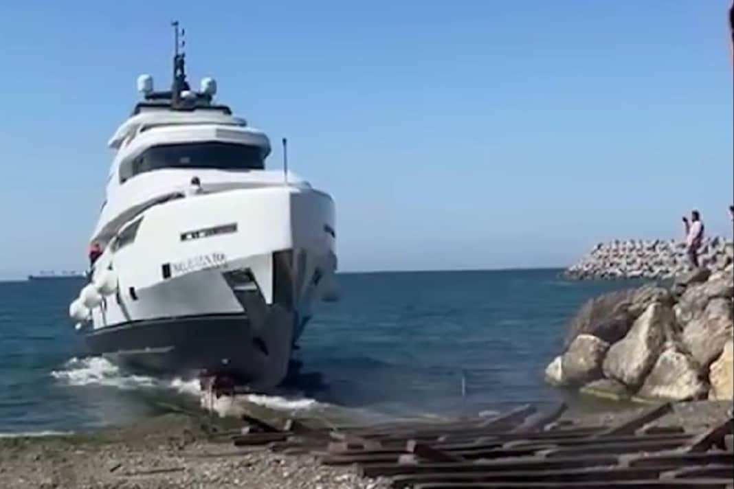 „Dolce Vento“: Die 24 Meter rutschten an der türkischen Schwarzmeerküste vom Helgen ins Nass, um ...