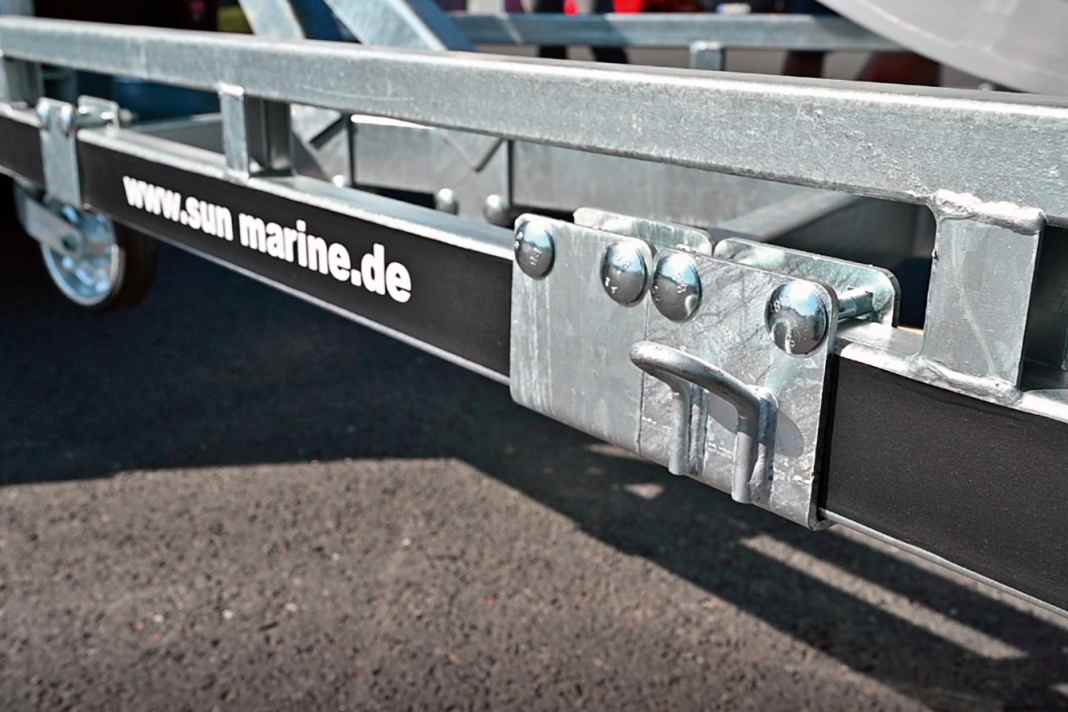 Verzurrösen: Sie sind Zubehör und werden mühelos an den Trailerrahmen geschraubt. Vorteil: Sie lassen sich optimal zu den Verzurrpunkten des Bootes positionieren