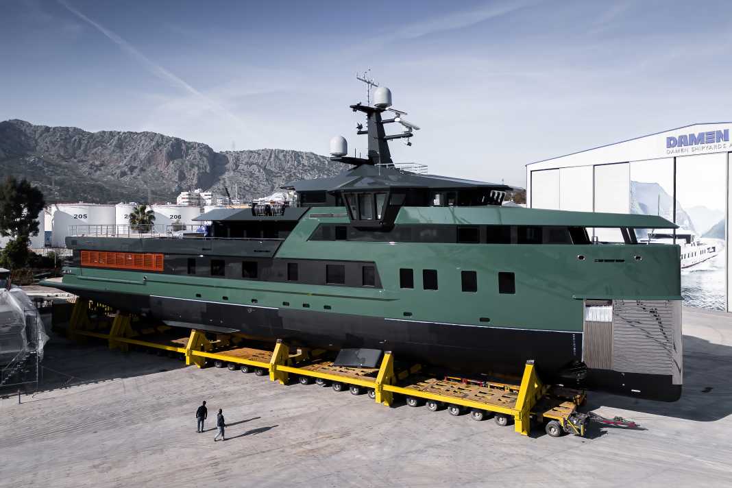 Den 58 Meter langen Stahl-Alu-Explorer zeichnete Azure Yacht Design. Gebaut wurde er in Antalya.