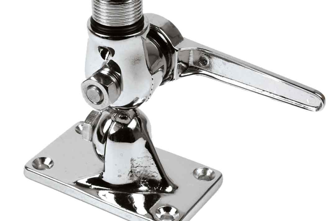 If you need to move the antenna frequently, for example for low bridges, a tilting base is a good choice. Unlocking with the hand lever, without tools