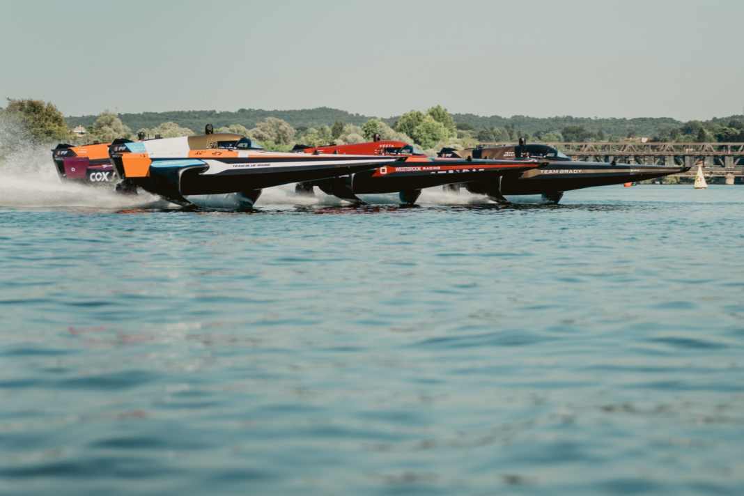 So sieht es aus, wenn die Boote mit bis zu 50 Knoten über das Wasser fliegen.