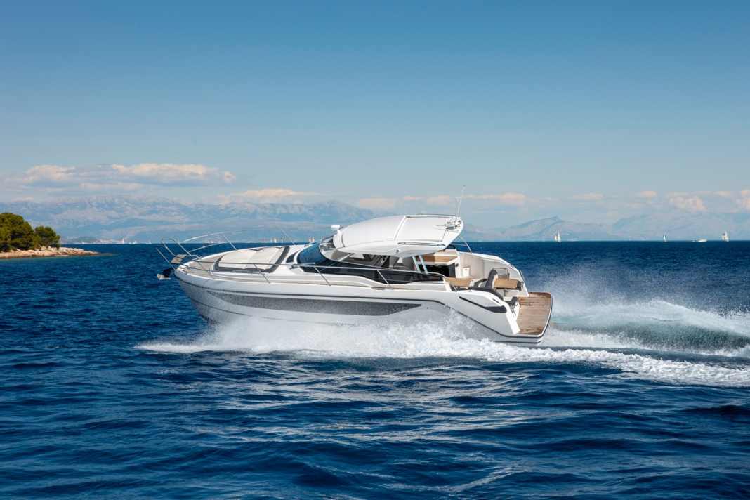 Bavaria präsentiert mit der SR35 eine kompakte Motoryacht für Familien.