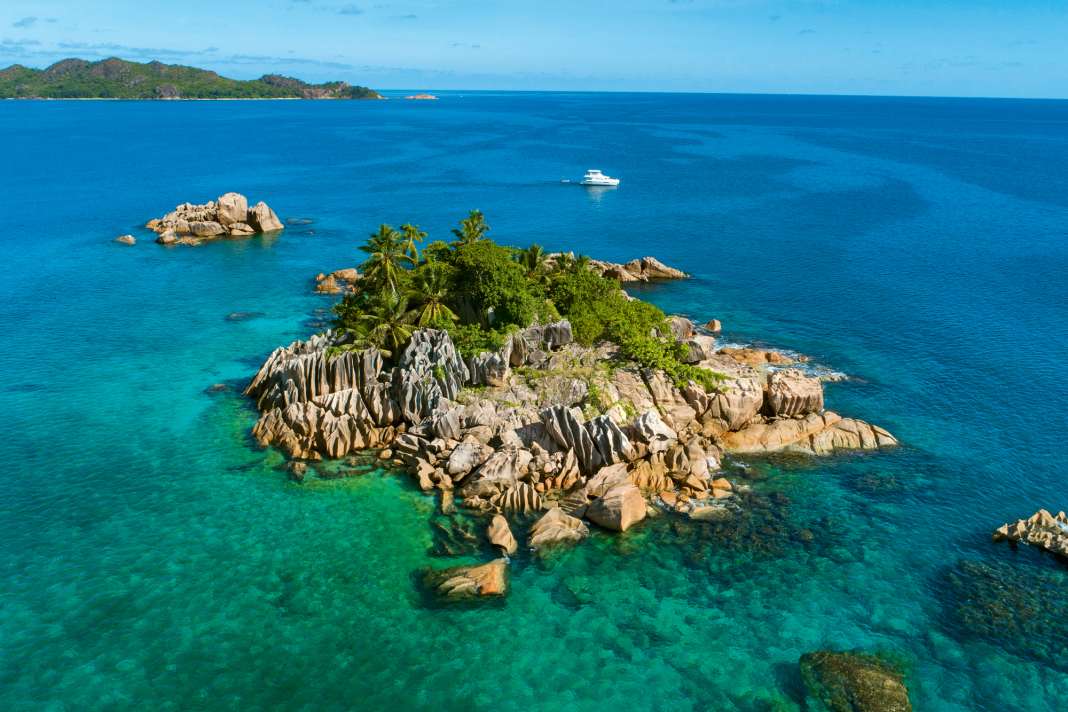 The tiny Île St. Pierre with our motorised catamaran in the background symbolises the paradisiacal island world of the Seychelles